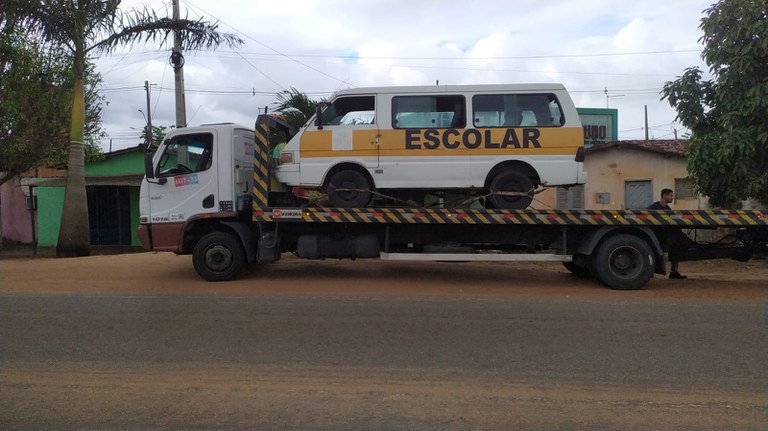 PRF flagra transporte escolar clandestino na BR-406