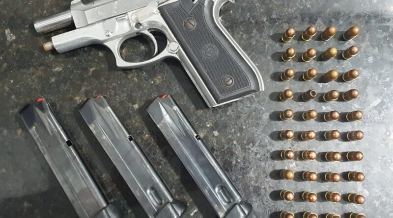 PRF detém homem com pistola, munições e caminhonete roubada em Serra Talhada
