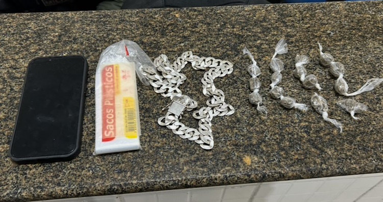 Um homem foi preso por tráfico de drogas na noite deste sábado (6/9), no município de Ribeirão, na Mata Sul de Pernambuco. A ação foi realizada pela Polícia Militar após denúncias anônimas. De acordo com os policiais, o suspeito foi localizado durante rondas na área indicada. Durante buscas em uma baia de cavalo, foram encontrados 15 “big bigs” de maconha escondidos no local. Com o homem também foi apreendido um aparelho celular, modelo iPhone 13, entregue à Polícia Civil para investigação, junto com a droga e os demais materiais recolhidos.