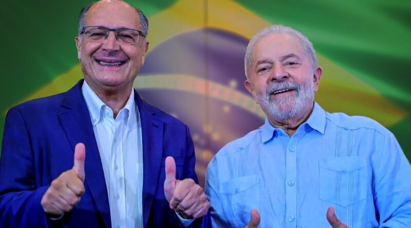 Estadão O presidente Luiz Inácio Lula da Silva (PT) confirmou, há pouco, que seu vice Geraldo Alckmin (PSB) estará em sua chapa para concorrer à reeleição na disputa presidencial deste ano. O anúncio foi feito por Lula em reunião no Palácio do Planalto. A reunião serve de balanço da gestão petista e despedida dos ministros que precisam deixar seus cargos para disputar cargos eletivos na campanha de 2026. O vice-presidente Geraldo Alckmin acumula a função com a de ministro da Indústria e Comércio. Havia pressões políticas para Alckmin abrir a vaga de vice na chapa de Lula para disputar o Senado em São Paulo. Hoje, Lula encerrou o assunto a anunciar que Alckmin estava saindo do ministério para disputar a presidência ao seu lado, de novo como vice. “Companheiro Alckmin que vai ter que deixar o Mdic. Ele vai ter que deixar porque ele é candidato a vice-presidente da República outra vez. E ele vai deixar o Mdic”, afirmou. Além disso, o presidente comentou a situação de outros ministros. Disse que José Múcio, da Defesa, fica até o fim do governo porque ele foi chamado para ficar um ano e completará todo o mandato. Além de Simone Tebet, do Planejamento, que deixará a Pasta para disputar o Senado por São Paulo. “Eu acho que cada um de vocês tem um desejo, tem uma vocação, tem uma aspiração e que Deus abençoe que vocês cumpram essa vocação de vocês. Naquilo que eu puder ajudar, eu vou ajudar”, completou. Quem for disputar as eleições em outubro, precisa deixar cargos no Executivo até o sábado, 4. No encontro, o presidente também apresentou os sucessores em pastas cujo futuro já está definido. O presidente afirmou na reunião ministerial desta terça-feira que os novos ministros terão o dever de concluir o trabalho do governo, sem a criação de novos programas. A ordem de Lula foi que os ministérios não devem começar “tudo outra vez”. “Nós temos uma máquina funcionando há 3 anos e 4 meses. Ela está funcionando. Eu não quero que nenhum ministério comece tudo outra vez, inventar um novo programa de governo. Não tem novo programa de governo. A máquina está aí andando e ela tem que continuar andando”, afirmou Lula. O presidente também destacou que escolheu para grande parte das vagas deixadas nas pastas os secretários-executivos – os ‘número 2’ de cada ministério – para haver uma continuidade das iniciativas do mandato. A obrigação deles, segundo Lula, é concluir os projetos. Lula também anunciou a nomeação de Miriam Belchior, secretária-executiva da Casa Civil, como a nova ministra da pasta. Em tom de brincadeira, o presidente disse que os auxiliares vão conhecer “a força da mulher”.