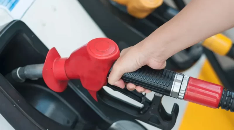 Governo Lula determina que postos exibam redução do preço do diesel ao consumidor