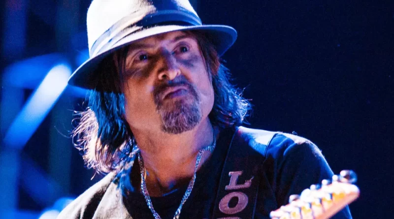 Morre Phil Campbell, guitarrista do Motörhead, aos 64 anos