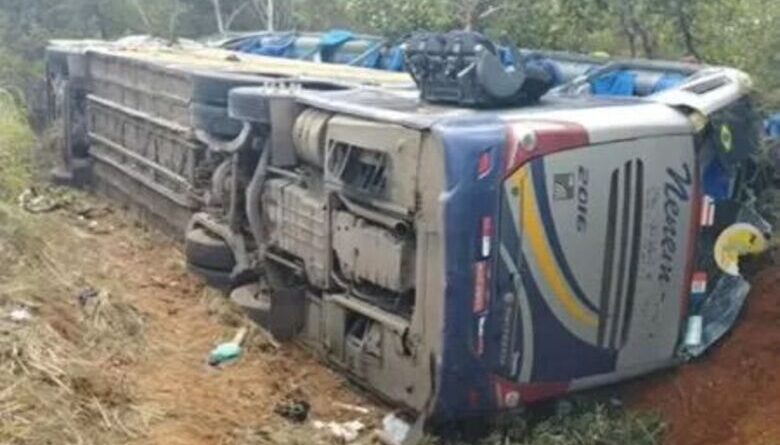 Ônibus que seguia para Pernambuco tomba em Minas Gerais e deixa dois mortos