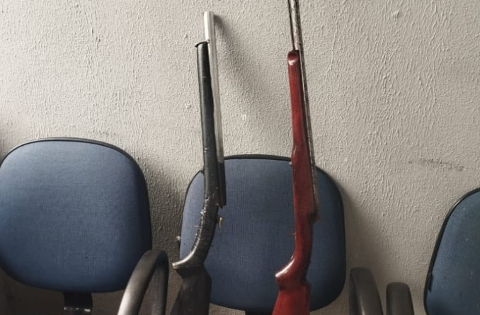 DOIS HOMENS SÃO PRESOS COM @RM@S ARTESANAIS E SIMULACRO DE PISTOLA EM LAJEDO