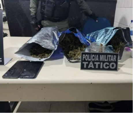 Belo Jardim: homem é detido com celular roubado e PM apreende 2,5 kg de maconha; suspeito também é flagrado com crack no Santo Antônio