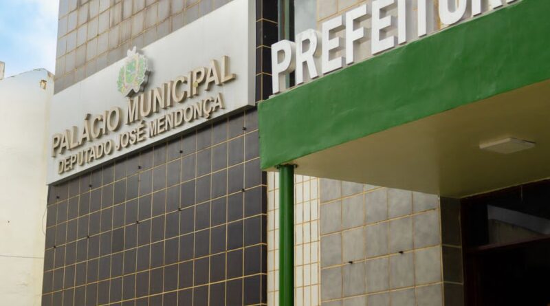 Prefeitura de Belo Jardim adianta salários dos servidores efetivos e injeta quase R$ 6 milhões na economia local