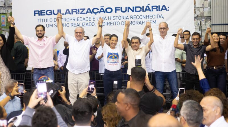 Prefeitura de Belo Jardim entrega mais de 300 títulos de propriedade para moradores da Cohab I e II, e Tereza Mendonça