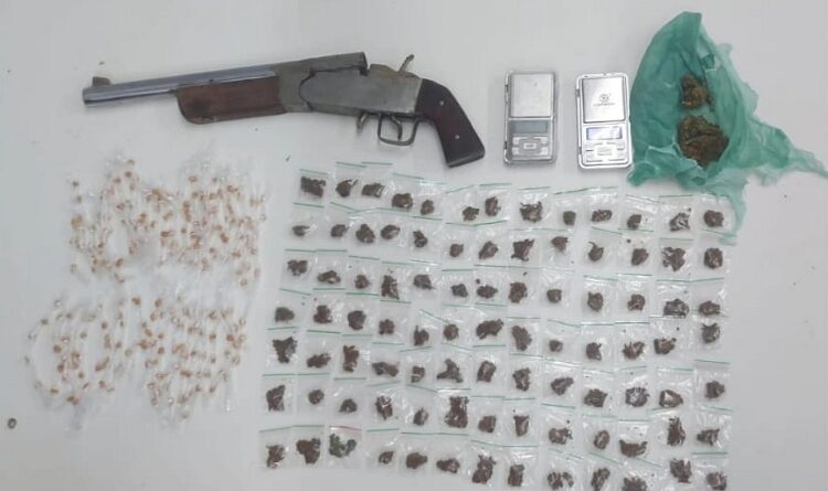 POLÍCIA MILITAR PRENDE SUSPEITO DE TRÁFICO E APREENDE ARMA E DROGAS EM JABOATÃO