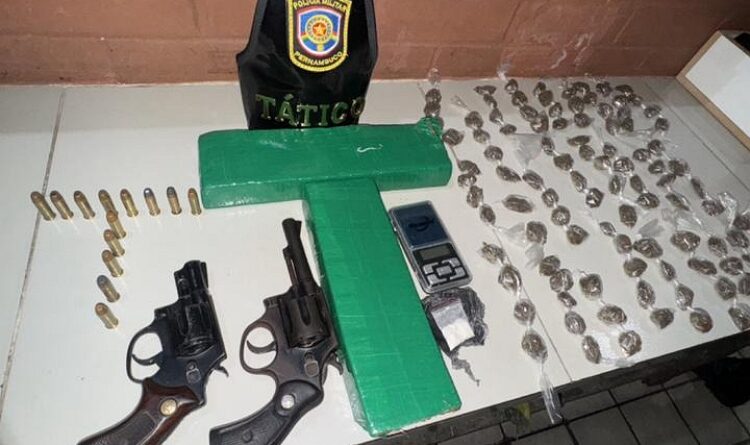 POLÍCIA MILITAR APREENDE ARMAS E DROGAS DURANTE OPERAÇÃO EM AGRESTINA