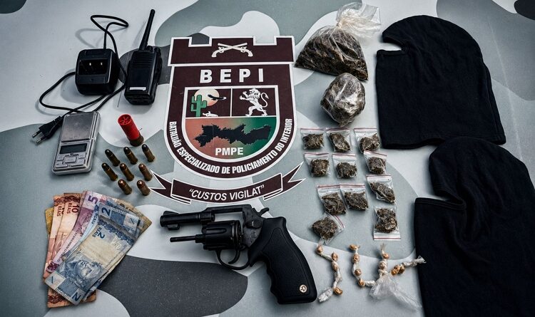 BEPI PRENDE HOMEM COM ARMA, DROGAS E RÁDIO COMUNICADOR EM GRAVATÁ