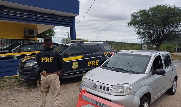 PRF RECUPERA VEÍCULO FURTADO E DETÉM MOTORISTA POR SUSPEITA DE RECEPTAÇÃO EM SERTÂNIA