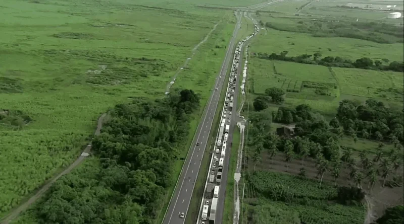 Rio Goiana transborda e interrompe tráfego entre Pernambuco e Paraíba