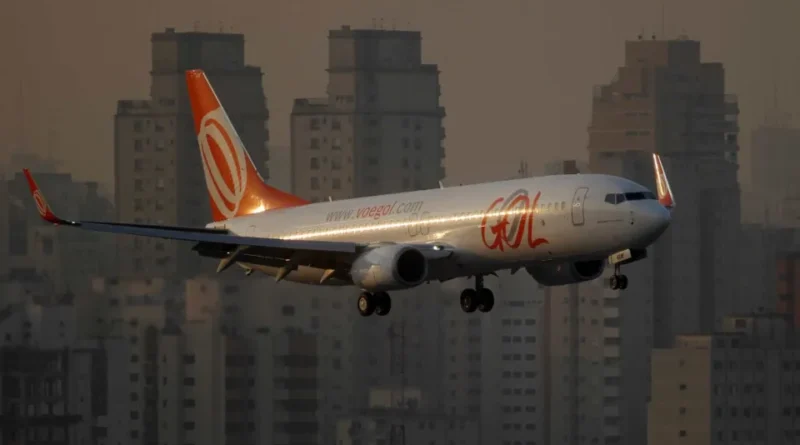 Avião cargueiro da Gol sai da pista após pouso em Salvador
