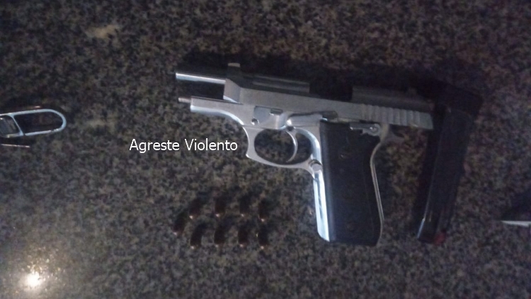 HOMEM É PRESO APÓS AMEAÇAR CLIENTES COM PISTOLA EM CONVENIÊNCIA DE POSTO EM GARANHUNS