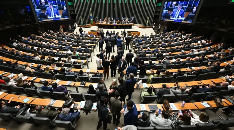 Câmara aprova projeto que libera disparo em massa de mensagens de candidatos nas eleições