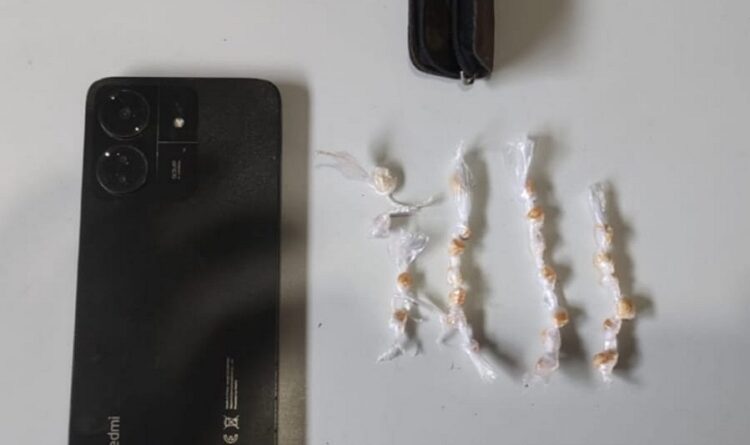 MULHER É PRESA SUSPEITA DE TRÁFICO DE DROGAS EM BELO JARDIM