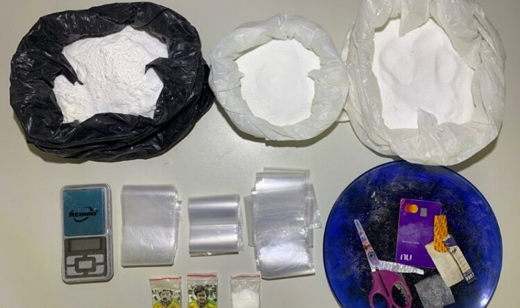 POLÍCIA MILITAR APREENDE 1,6 KG DE COCAÍNA APÓS OCORRÊNCIA DE AMEAÇA EM CABROBÓ