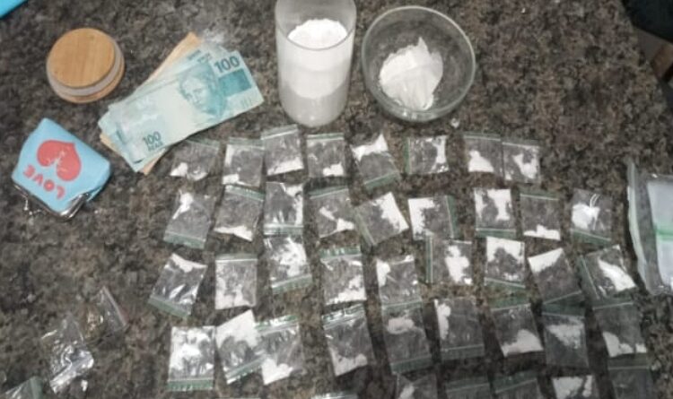 HOMEM É PRESO COM COCAÍNA E MACONHA NO CENTRO DE CACHOEIRINHA