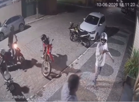 Prefeito de Santa Cruz do Capibaribe tem carro roubado durante @ss@lt0 à mão armada