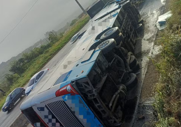Ônibus sai da pista, tomba na BR-232 em Caruaru e 16 pessoas ficam feridas