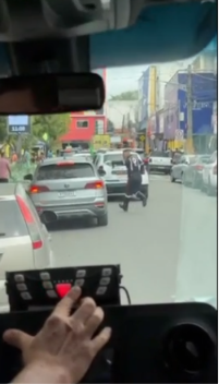 Socorrista do SAMU corre entre carros para abrir passagem de ambulância em Gravatá