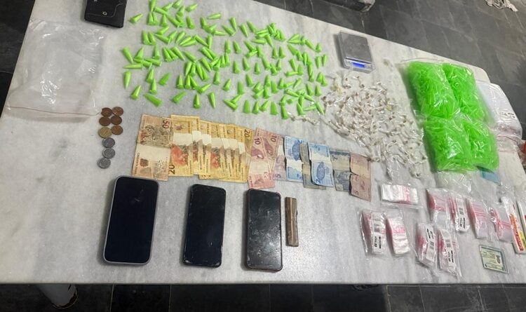 PM APREENDE DROGAS E PRENDE QUATRO SUSPEITOS DE TRÁFICO EM BREJO DA MADRE DE DEUS