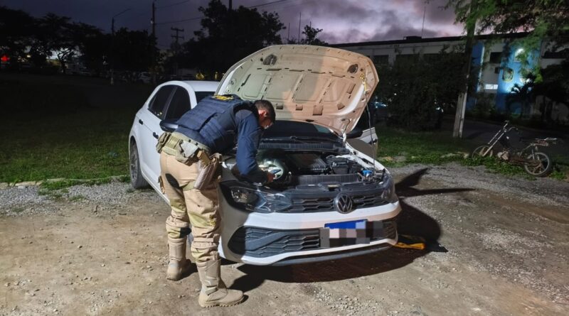Dois homens são presos em Caruaru com carro furtado e galo de briga