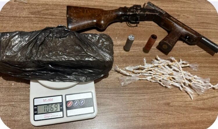 AÇÃO DA PM RESULTA NA APREENSÃO DE ARMA DE FOGO E MAIS DE UM QUILO DE MACONHA, EM BARRA DE GUABIRABA