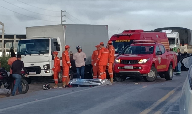 IDOSO MORRE EM GRAVE ACIDENTE ENTRE MOTO E CAMINHÃO NA BR-232, EM ARCOVERDE