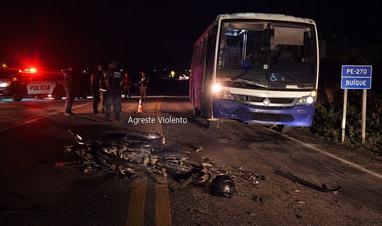 HOMEM MORRE E OUTRO FICA FERIDO APÓS COLISÃO ENTRE MOTO E ÔNIBUS NA PE-270, EM BUÍQUE