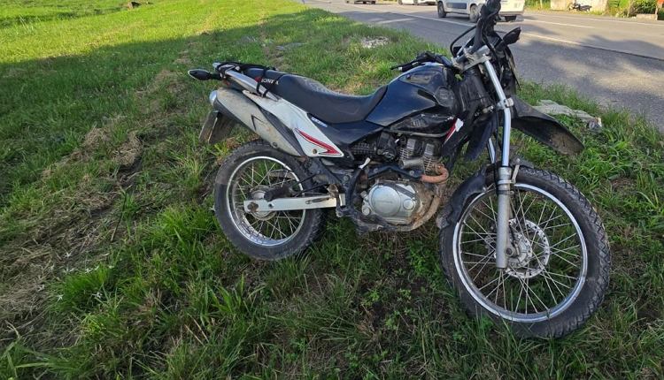 HOMEM MORRE APÓS COLIDIR MOTOCICLETA NA TRASEIRA DE CAMINHONETE NA BR-232, EM MORENO