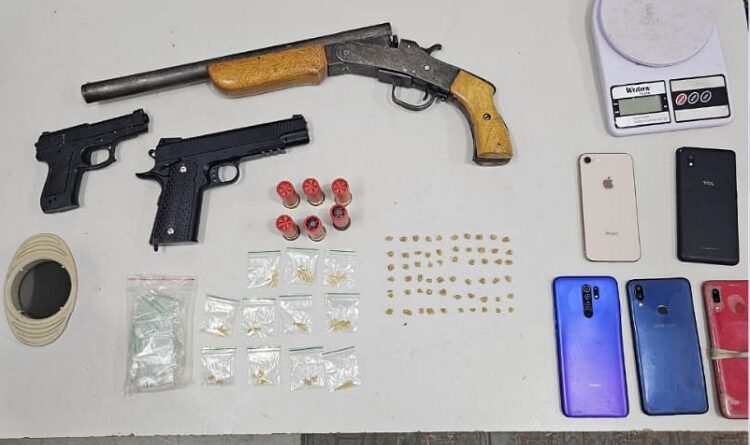 PM PRENDE HOMEM COM ESPINGARDA, MUNIÇÕES E DROGAS EM ABREU E LIMA