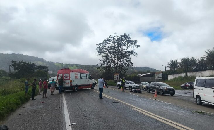 Jovem morre em colisão entre moto e caminhão na BR-104, em Agrestina