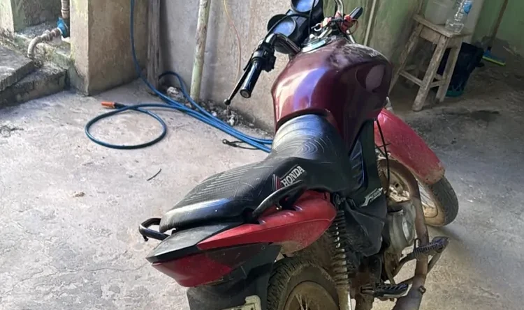 MOTOCICLETA COM SINAIS DE ADULTERAÇÃO É APREENDIDA PELA PM EM IATI