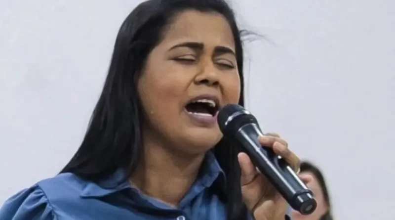 Cantora gospel morre aos 38 anos após doença no fígado