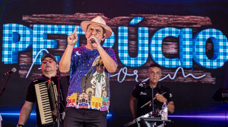 Petrúcio Amorim faz desabafo durante show no Alto do Moura