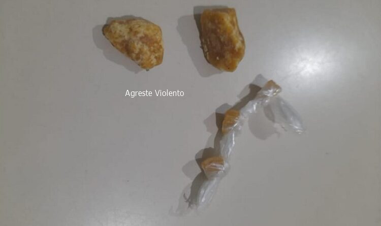 HOMEM É DETIDO COM CRACK DURANTE ABORDAGEM POLICIAL EM BELO JARDIM