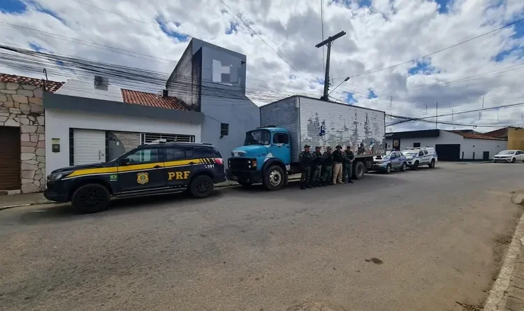 DUPLA É DETIDA COM CAMINHÃO ROUBADO NA BR 232, EM CUSTÓDIA