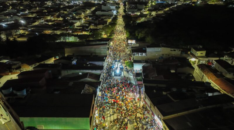 57ª Festa das Marocas encerra com multidão na levada do trio elétrico pelas ruas de Belo Jardim