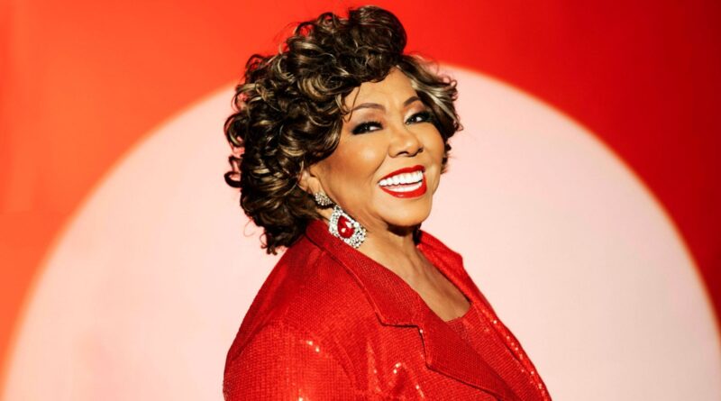 Alcione cai no palco durante show e brinca após incidente: “Eu não sou uma qualquer”