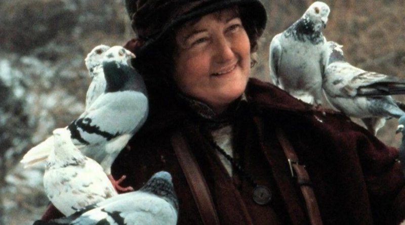 Luto: Brenda Fricker, atriz de ‘Esqueceram de Mim 2’ e vencedora do Oscar, morre aos 81 anos