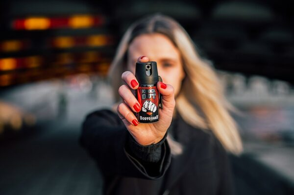 Com vetos, nova lei autoriza porte de spray de pimenta para mulheres acima de 18 anos
