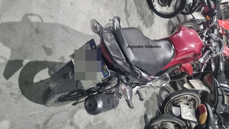 MALOQUEIRO É DETIDO APÓS EMPINAR MOTOCICLETA EM FRENTE À DELEGACIA DE ÁGUAS BELAS