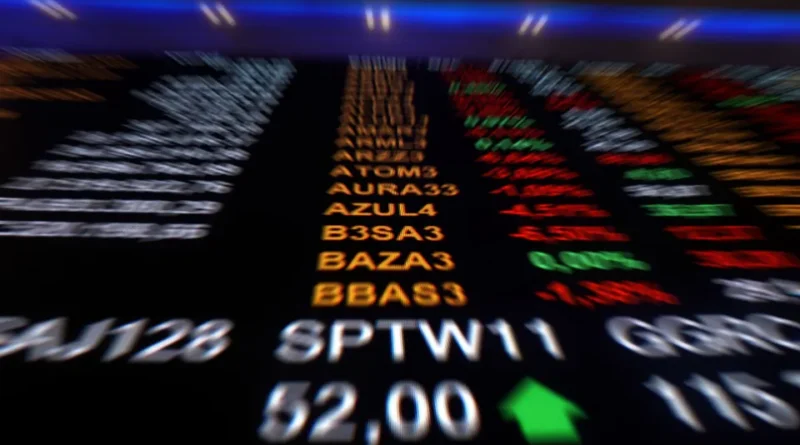 Bolsa avança e dólar fecha em leve alta com divulgação do IPCA-15 e Fed no radar
