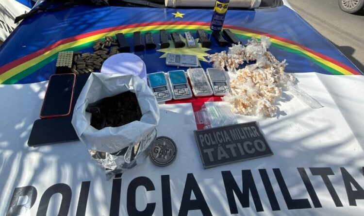 Uma ação realizada por policiais militares do 1º BPM resultou na apreensão de drogas, munições e diversos materiais utilizados pelo tráfico de entorpecentes, na comunidade da Ponte Preta, no bairro de Santa Tereza, em Olinda, na Região Metropolitana do Recife. De acordo com a Polícia Militar, o efetivo montou um cerco em uma área de manguezal após receber informações sobre a atuação de criminosos na localidade. Durante as diligências, os policiais foram recebidos a tiros por suspeitos, que conseguiram fugir aproveitando as características da região. Após o confronto, os militares realizaram uma varredura no manguezal e localizaram seis balanças de precisão, três aparelhos celulares, 345 gramas de crack, 250 gramas de maconha, 42 munições de calibre 9 mm, 20 munições de calibre .40, 33 munições de calibre .45, oito carregadores de pistola calibre 9 mm e um carregador de calibre .22. Todo o material apreendido foi encaminhado à Central de Plantões da Capital (CEPLANC), onde foram adotadas as medidas cabíveis. A Polícia Militar segue intensificando as ações de combate ao tráfico de drogas e à criminalidade na região. Fonte: Portal Agreste Violento