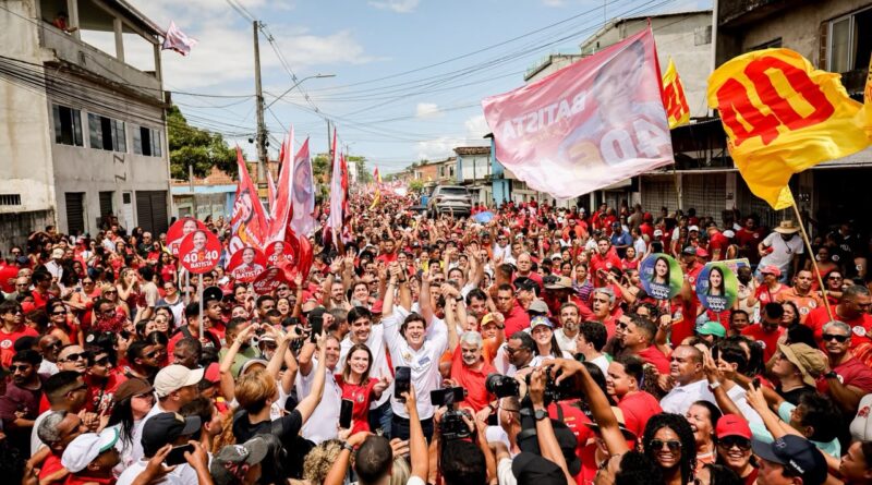João Campos vai para os braços do povo em caminhada com 15 mil pessoas no Cabo