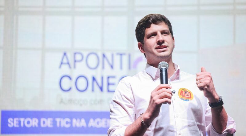 João Campos reforça proposta de 10 mil vagas do Embarque Digital em sabatina com setor de tecnologia