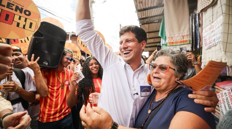 Joao Campos realiza panfletagem na Feira de Caruaru e reforça e compromisso com o Agreste