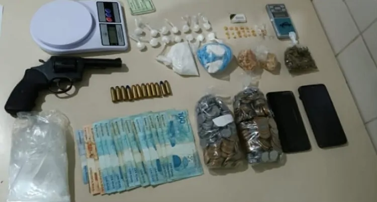 HOMEM É PRESO COM DROGAS, ARMA E MUNIÇÕES DURANTE AÇÃO DO TÁTICO DO 15º BPM EM BELO JARDIM