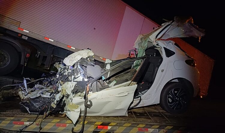 TRÊS PESSOAS DA MESMA FAMÍLIA MORREM EM COLISÃO FRONTAL ENTRE CARRO E CARRETA NA BR-232, EM SÃO CAETANO
